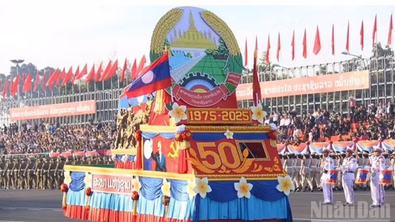Khối diễu hành mang biểu tượng kỷ niệm 50 năm Quốc khánh Lào tại buổi tổng duyệt lễ diễu binh, diễu hành chào mừng 50 năm Quốc khánh nước Cộng hòa Dân chủ nhân dân Lào (2/12/1975-2/12/2025).