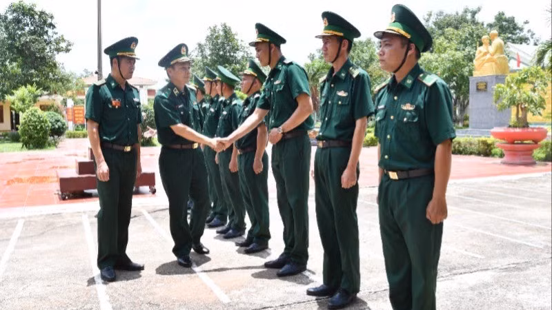 Thiếu tướng Hoàng Hữu Chiến và đoàn công tác đến kiểm tra công tác sẵn sàng chiến đấu tại Đồn Biên phòng Cửa khẩu Đắk Ruê.