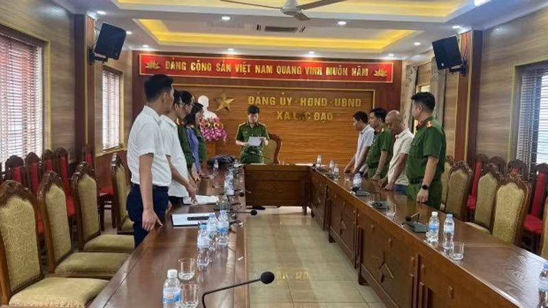 Cơ quan cảnh sát điều tra Công an tỉnh Hưng Yên đọc quyết định khởi tố bị can và lệnh bắt bị can để tạm giam đối với 2 đối tượng Nguyễn Văn Hàng và Trịnh Đình Hiếu.