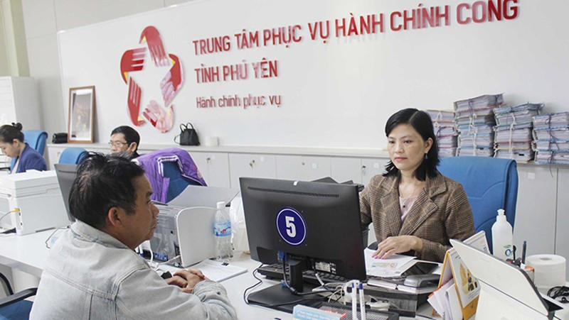 Người dân giao dịch tại Trung tâm Phục vụ hành chính công tỉnh Phú Yên. (Ảnh LỆ VĂN)