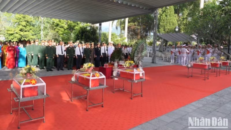 Lễ truy điệu và an táng hài cốt liệt sĩ tại Nghĩa trang Liệt sĩ Vị Xuyên.