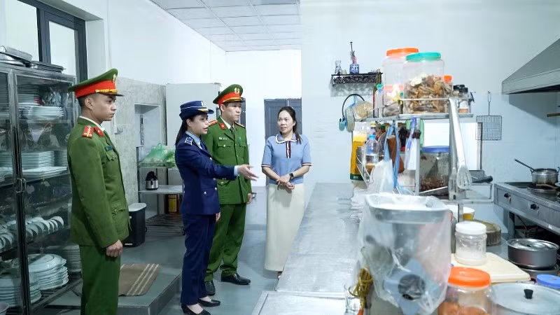 Các lực lượng chức năng tỉnh Lạng Sơn kiểm tra bảo đảm an toàn vệ sinh thực phẩm tại cửa hàng phục vụ ăn uống trên địa bàn phường Đông Kinh.
