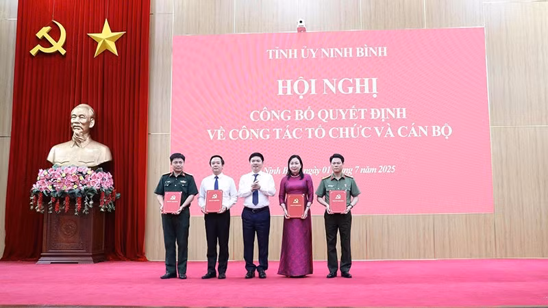 Đồng chí Bí thư Tỉnh ủy Ninh Bình trao Quyết định thành lập 4 Đảng bộ.