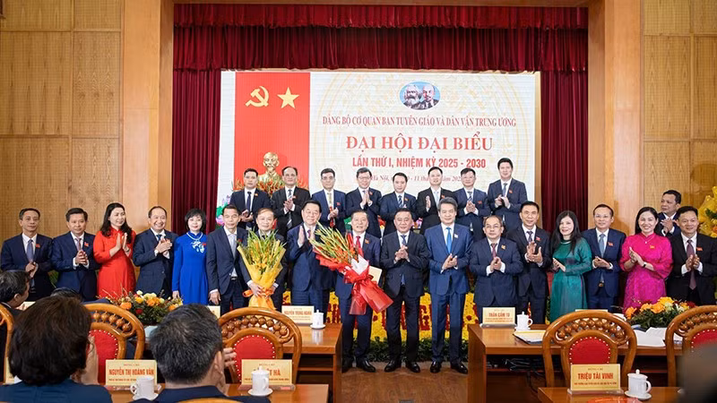 Đồng chí Trần Cẩm Tú và đồng chí Nguyễn Trọng Nghĩa chúc mừng Ban Chấp hành Đảng bộ cơ quan Ban Tuyên giáo và Dân vận Trung ương nhiệm kỳ 2025-2030. (Ảnh: SƠN TÙNG)