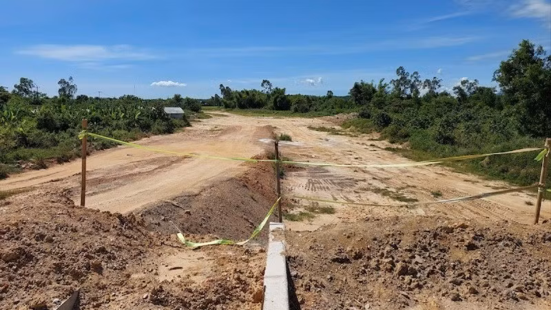 Hiện trạng chưa khớp nối đường dẫn lên cầu Quảng Đà. (Ảnh: ANH ĐÀO)