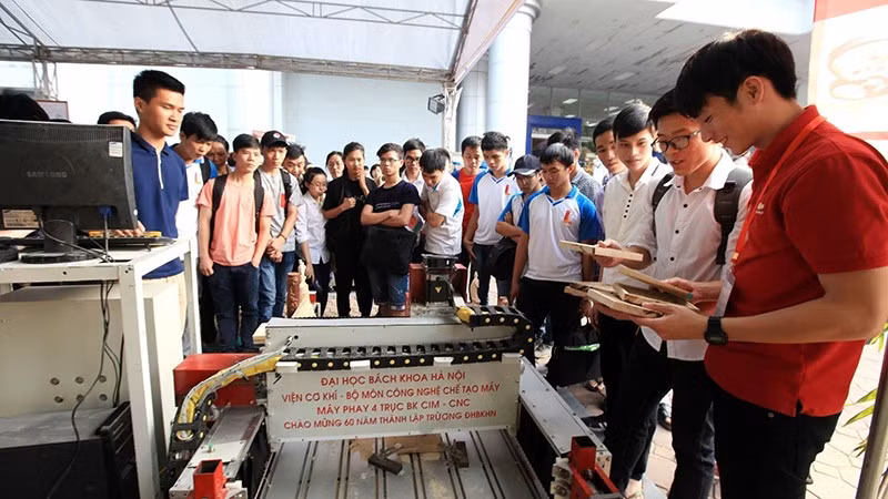 Sản phẩm Máy phay 4 trục BK CIM - CNC của Viện Cơ khí, Bộ môn Công nghệ chế tạo máy, Trường đại học Bách khoa Hà Nội trưng bày tại Triển lãm thành tựu khoa học công nghệ nhân dịp ngày thành lập trường. (Ảnh: TTXVN)