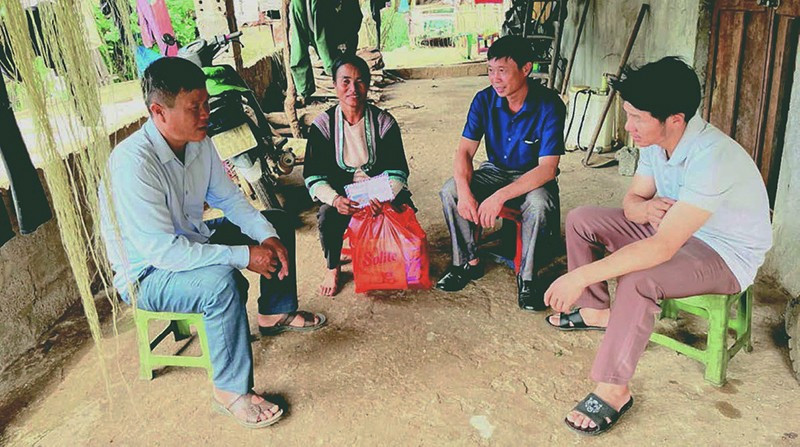 Lãnh đạo xã người dân tộc thiểu số bám địa bàn, thường xuyên tuyên truyền người dân trong xã thực hiện tốt chính sách, pháp luật của Nhà nước. (Ảnh baolaichau.vn)