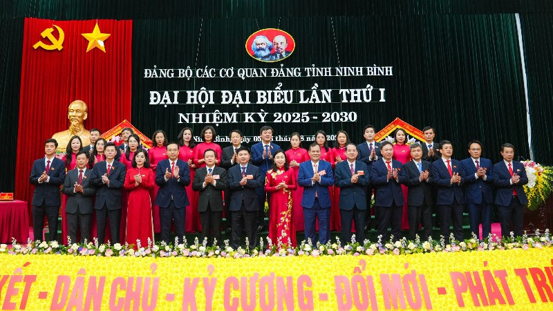Các đồng chí Thường trực Tỉnh ủy chúc mừng Ban Chấp hành Đảng bộ các cơ quan Đảng tỉnh Ninh Bình nhiệm kỳ 2025-2030.