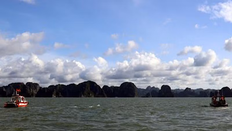 Các xuồng thuộc Phòng Cảnh sát Phòng cháy, chữa cháy và Cứu nạn, cứu hộ (Công an tỉnh Quảng Ninh) tham gia tìm kiếm khu vực trên vịnh Hạ Long. (Ảnh minh họa, nguồn: TTXVN)