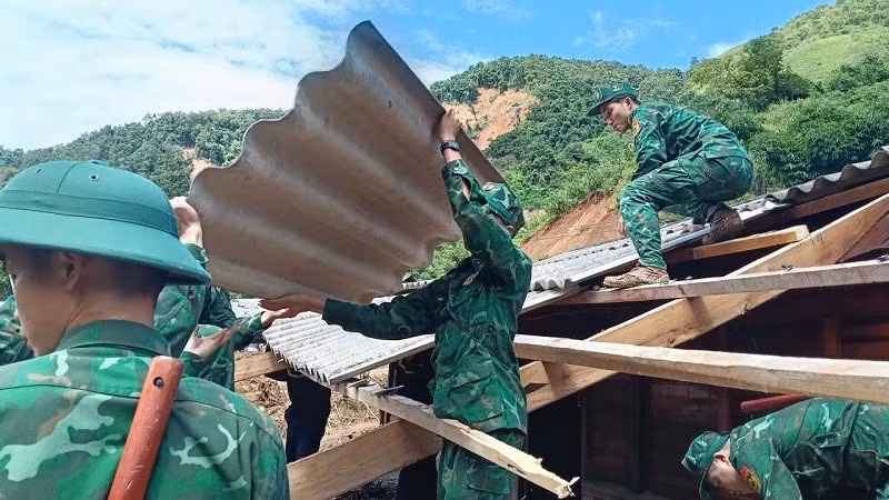 Mỗi ngày, cán bộ, chiến sĩ các đơn vị chia thành nhiều nhóm giúp từng gia đình bị ảnh hưởng nhà cửa thu dọn đồ đạc, di chuyển người đến nơi an toàn. (Ảnh: ANH DŨNG)