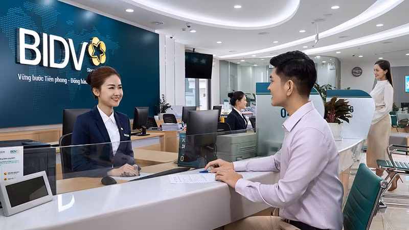 Nhân viên BIDV tư vấn khách hàng tại quầy giao dịch.