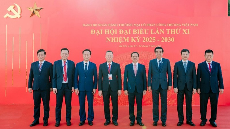 Đồng chí Bùi Thanh Sơn, Ủy viên Ban Chấp hành Trung ương Đảng, Phó Thủ tướng Chính phủ, Bộ trưởng Ngoại giao chụp ảnh lưu niệm cùng các đại biểu.