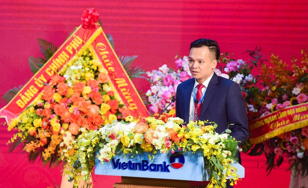 Đồng chí Nguyễn Trần Mạnh Trung, Phó Bí thư Đảng ủy, Tổng Giám đốc trình bày Báo cáo tổng kết thực hiện Nghị quyết Đại hội đại biểu Đảng bộ VietinBank nhiệm kỳ 2020-2025, phương hướng nhiệm vụ nhiệm kỳ 2025-2030. vt3.jpg