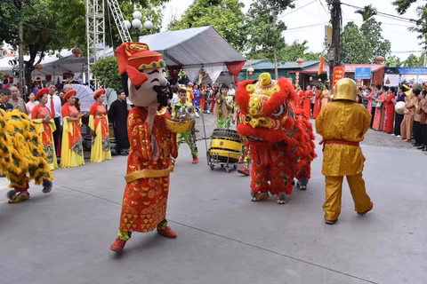 Trình diễn múa lân trong buổi tái hiện lễ kết chạ.