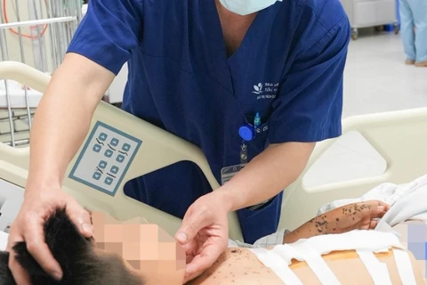 Năm ngày giành giật sự sống cho bệnh nhi 9 tuổi bị tai nạn từ kíp nổ tự chế