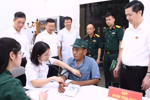 Bệnh viện Trung ương Quân đội 108 đã triển khai chương trình khám bệnh, tư vấn sức khỏe, cấp phát thuốc miễn phí cho hơn 1.000 người có công, đồng thời trao 100 suất quà tri ân tại ba xã Gia Lâm, Kiều Phú và Dân Hòa (thành phố Hà Nội).