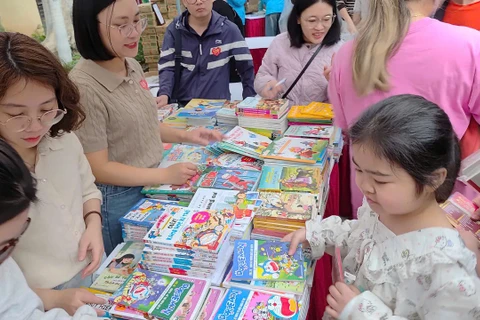 Bé Hoàng Thanh Phương hào hứng chọn truyện tranh.