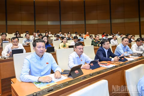 Quốc hội thảo luận tại hội trường sáng 21/4. (Ảnh: DUY LINH)