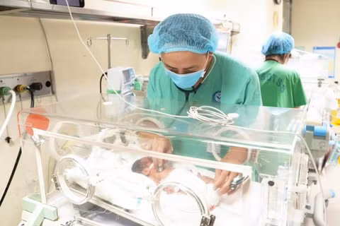 Bé sơ sinh được theo dõi sát sao tại Trung tâm Sơ sinh, Bệnh viện Phụ sản Trung ương.