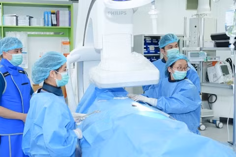 Tiến sĩ, bác sĩ Phạm Trần Linh và ekip thực hiện kỹ thuật cấy máy khử rung tim ICD cho người bệnh.