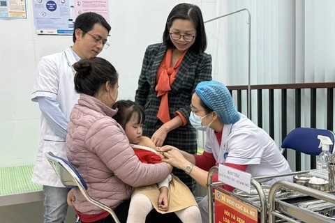 Y, bác sĩ Trạm Y tế phường Nghĩa Đô tiêm vaccine cho trẻ trên địa bàn để phòng các bệnh truyền nhiễm.