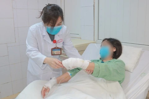 Bác sĩ thăm khám cho bệnh nhân. 