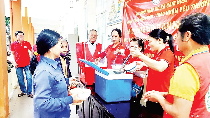 Những suất ăn miễn phí được Hội Chữ thập đỏ xã Cam Hiếu gửi đến bệnh nhân đang điều trị tại Trung tâm Y tế huyện Cam Lộ. 