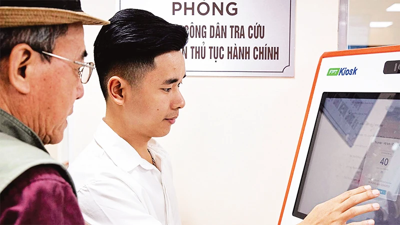 Người dân đến giải quyết thủ tục được nhân viên Trung tâm hướng dẫn lấy số.