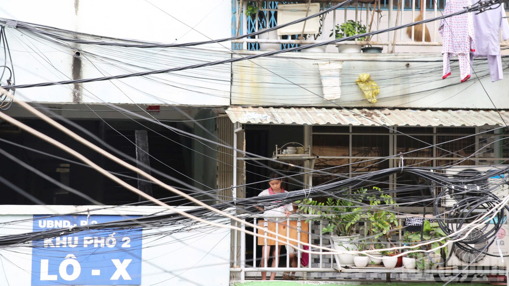 Để người dân an tâm với việc sống tại các chung cư, cư xá cũ, chính quyền thành phố cần quyết liệt hơn trong việc giám sát, kiểm soát Ban Quản trị các chung cư và có hướng, cần sớm phá bỏ "chuồng cọp". ndo_br_3.jpg