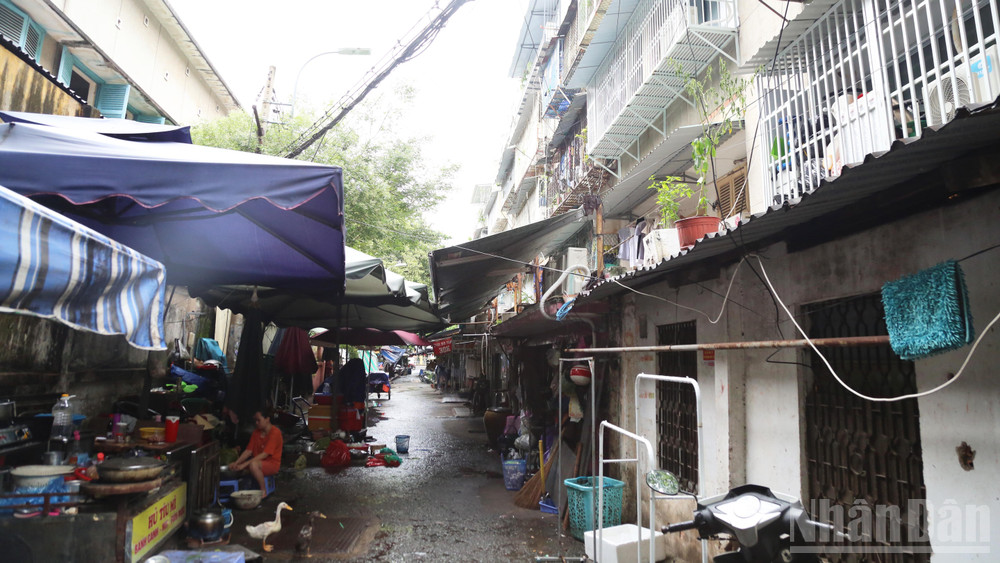Các lối hành lang thoát hiểm, được cư dân tận dụng làm bếp tạo quang cảnh mất vệ sinh, gây mất an toàn, xe cứu hỏa khó có thể tiếp cận khi xảy ra sự cố. ndo_br_td4.jpg
