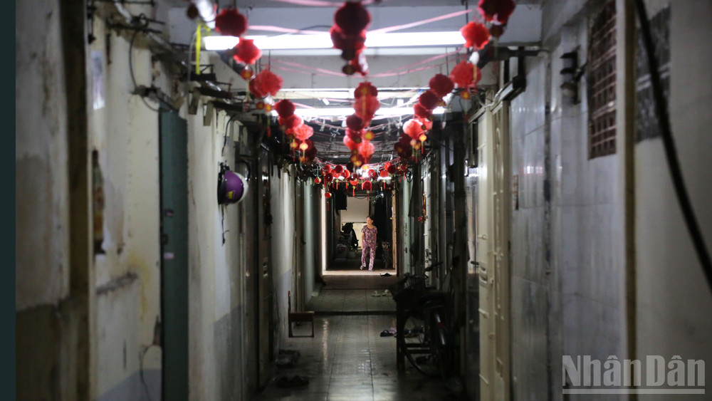 Hệ thống ánh sáng, thông hơi ở các lô cư xá Thanh Đa gần như hư hỏng khiến không gian nơi đây hết sức u ám. Hành lang chung của hơn chục hộ dân ở mỗi tầng nhưng một số người dân để các vật dụng cá nhân lên tận cửa căn hộ, khiến lối đi càng bị thu hẹp. ndo_br_td3.jpg