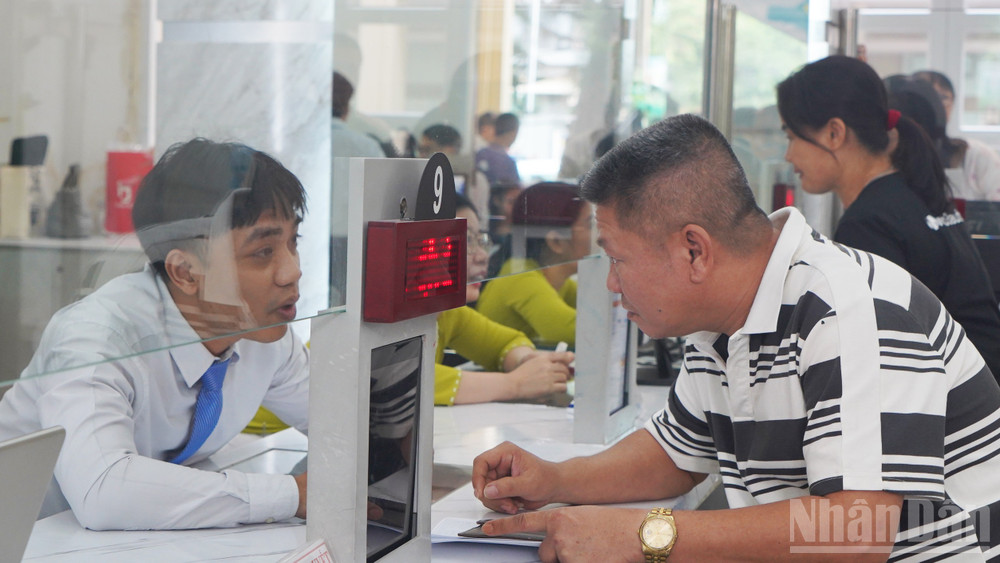 Cán bộ phường Sài Gòn quyết tâm hoàn thành tốt nhiệm vụ được giao để phục vụ người dân tốt hơn. ndo_br_05.jpg