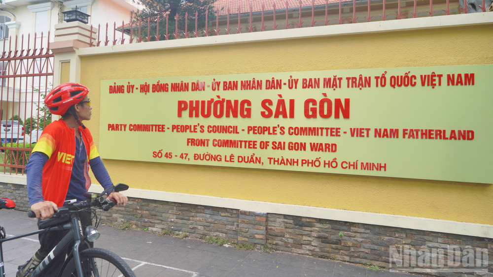 Người dân theo dõi lễ công bố các nghị quyết, quyết định của Trung ương và địa phương về sáp nhập đơn vị hành chính Thành phố Hồ Chí Minh mới qua màn hình và thông qua các nền tảng số... ndo_br_09.jpg