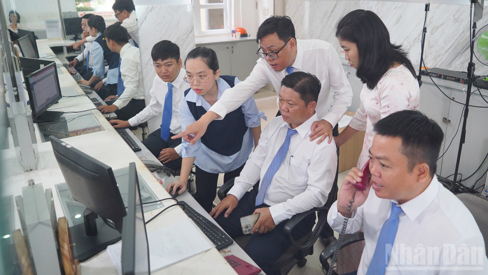 Các chuyên viên luôn luôn hỗ trợ lẫn nhau các thủ tục, từ nhận hồ sơ đến vào quầy giải quyết đều diễn ra nhanh chóng. ndo_br_07.jpg