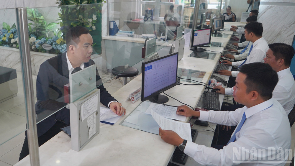 Theo ghi nhận của phóng viên, trong ngày đầu, việc tiếp nhận và xử lý hồ sơ diễn ra thuận lợi ngay khi vận hành. ndo_br_04.jpg