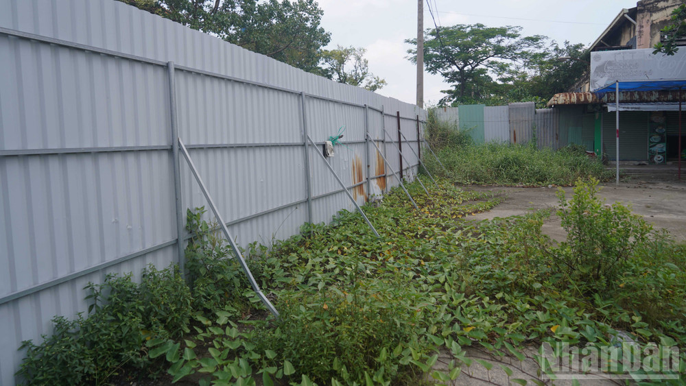 Hiện bên trong chợ rơi vào tình trạng bỏ hoang . ndo_br_15.jpg