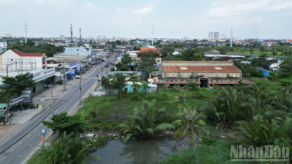 Với mục tiêu ban đầu là tạo ra một không gian mua bán khang trang, văn minh, góp phần từng bước thay thế các chợ tự phát, đặc biệt là giải quyết tình trạng lấn chiếm lòng lề đường tại trục đường Nguyễn Duy Trinh. ndo_br_19.jpg