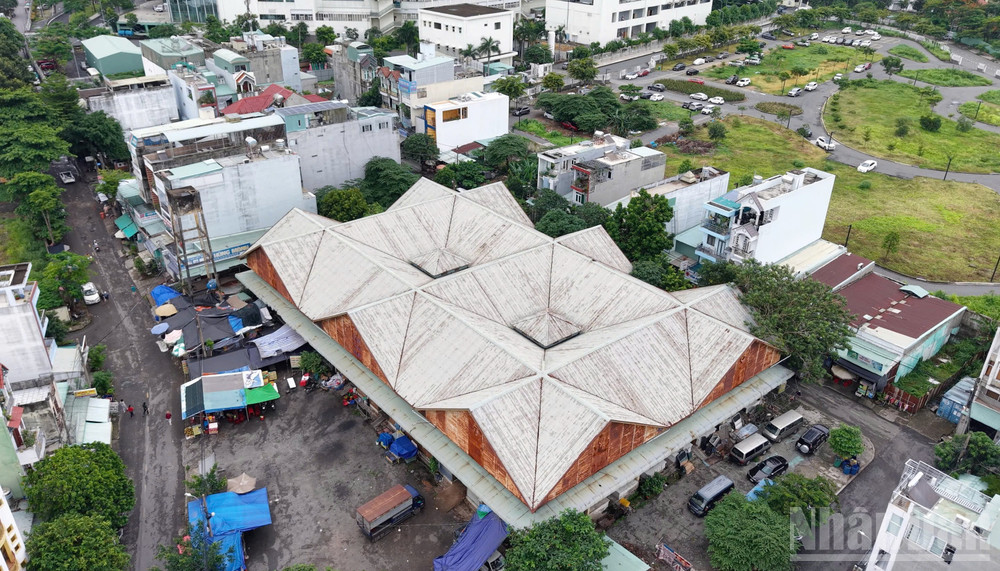 Không riêng gì chợ Phú Hữu, chợ Tân Phú, phường Long Trường, Thành phố Hồ Chí Minh nằm đó không xa cũng bị bỏ hoang hàng thập kỷ khiến quang cảnh khu vực này trở nên hoang tàn. ndo_br_20.jpg