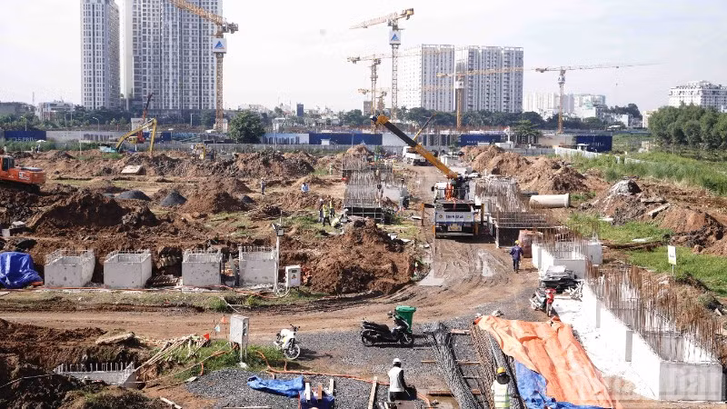 Công nhân đang thi công một công trình xây dựng trên địa bàn phường Bình Trưng, Thành phố Hồ Chí Minh.