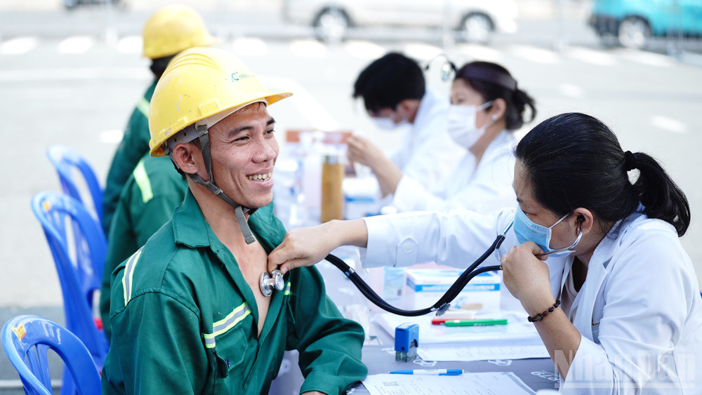 Khám sức khỏe định kỳ cho người lao động tại nơi làm việc