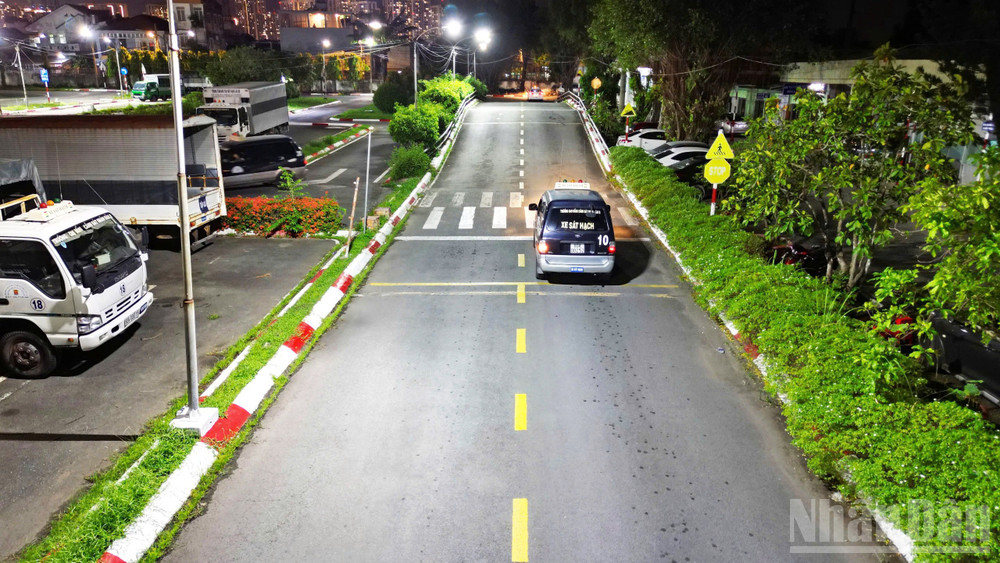 Toàn bộ khuôn viên của Trung tâm Sát hạch lái xe Miền Đông được trang bị hệ thống chiếu sáng công suất lớn và camera giám sát 24/24, nhằm bảo đảm minh bạch trong từng phần thi. ndo_br_04.jpg