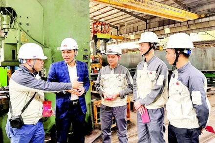 Lãnh đạo Liên đoàn Lao động Thành phố Hà Nội động viên công nhân tại xưởng sản xuất của Công ty cổ phần Cơ khí- Xây lắp-Thương mại Minh Cường.