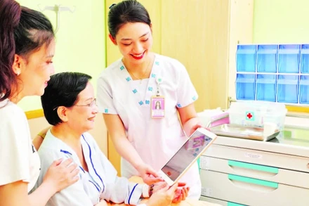 Bệnh viện Đại học Y dược Thành phố Hồ Chí Minh ứng dụng công nghệ chuyển đổi số trong chăm sóc điều trị người bệnh.