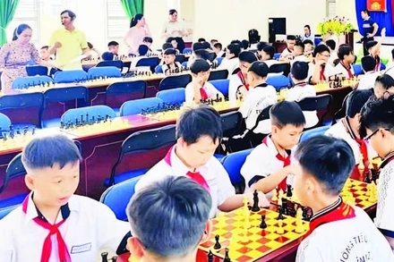 Học sinh Trường tiểu học Thuận Kiều thi đấu tại hội thi cờ vua của nhà trường.