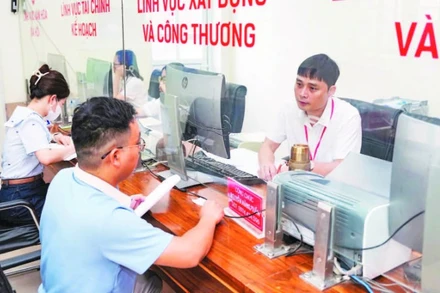 Người dân làm thủ tục tại Trung tâm hành chính công phường Phủ Lý, tỉnh Ninh Bình.