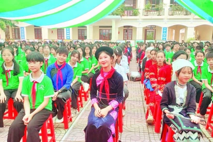 Mô hình cán bộ, giáo viên, nhân viên đỡ đầu học sinh có hoàn cảnh khó khăn được Sở Giáo dục và Đào tạo tỉnh Cao Bằng nhân rộng từ năm học 2024-2025.