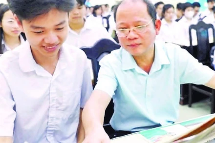 Thầy và trò Trường trung học phổ thông chuyên Thái Bình (tỉnh Hưng Yên) trong giờ sinh hoạt ngoại khóa.