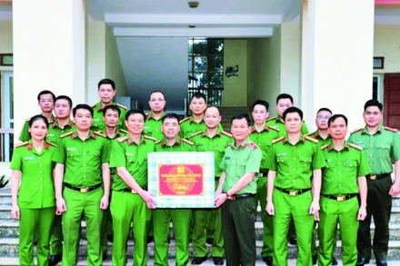 Lãnh đạo Công an thành phố Hải Phòng tặng quà động viên Công an xã Lạc Phượng, đơn vị thực hiện hiệu quả phong trào thi đua “Vì an ninh Tổ quốc”. (Ảnh THẾ KHOA)