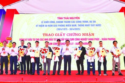 Lãnh đạo tỉnh Thái Nguyên trao giấy chứng nhận đăng ký đầu tư cho hàng loạt dự án đầu tư vào các khu, cụm công nghiệp.