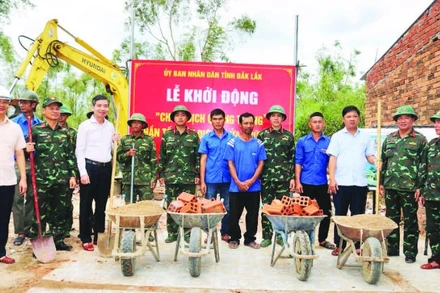 Ủy ban nhân dân tỉnh Đắk Lắk tổ chức lễ khởi động “Chiến dịch Quang Trung” thần tốc xây dựng, sửa chữa nhà cho đồng bào bị bão, lũ.